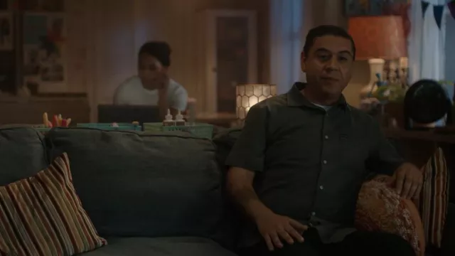 Chemise à manches courtes Brixton Charter Oxford portée par Julio (Chris Estrada) comme on le voit dans la série télévisée This Fool (S02E09)