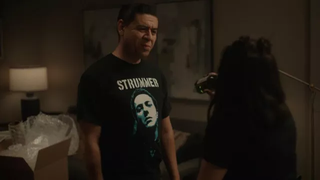 Joe Strummer T-shirt emblématique Strummer porté par Julio (Chris Estrada) vu dans This Fool (S02E10)