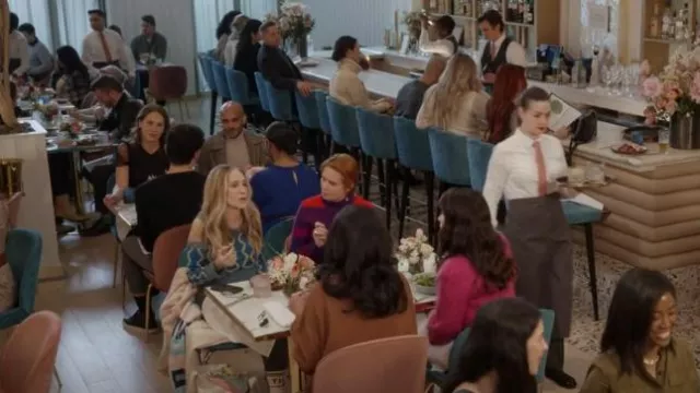 Vivienne Westwood Squig­gle Arm Warm­ers worn by Carrie Bradshaw (Sarah Jessica Parker) as seen in And Just Like That… (S02E08)