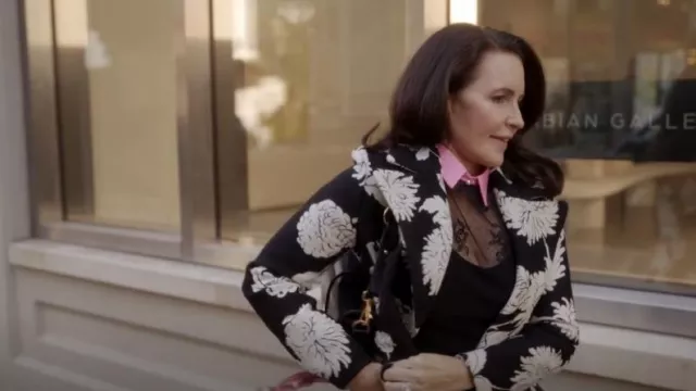 Robe Prada Cady Midi avec inserts en dentelle portée par Charlotte York (Kristin Davis) comme on le voit dans And Just Like That... (S02E08)