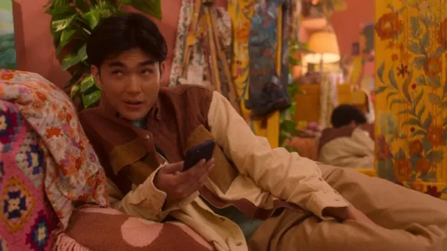 Asos Design Chemise Cord Oversize en Colourblock Marron portée par Tao Xu (William Gao) comme on le voit dans Heartstopper (S02E08)