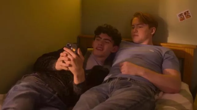 Vans Left Chest Lo­go T-Shirt in Lilac worn by Charlie Spring (Joe Locke) as seen in Heartstopper (S02E08)