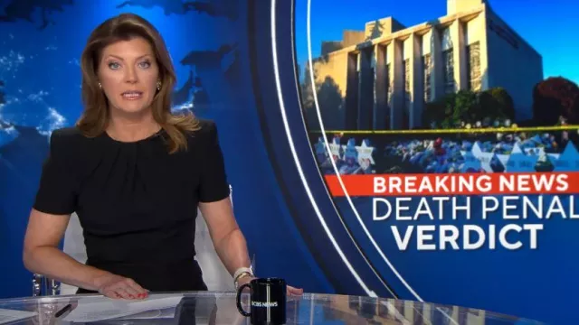 Alexander McQueen reunió un vestido midi de seda usado por Norah O'Donnell como se ve en CBS Evening News el 2 de agosto de 2023