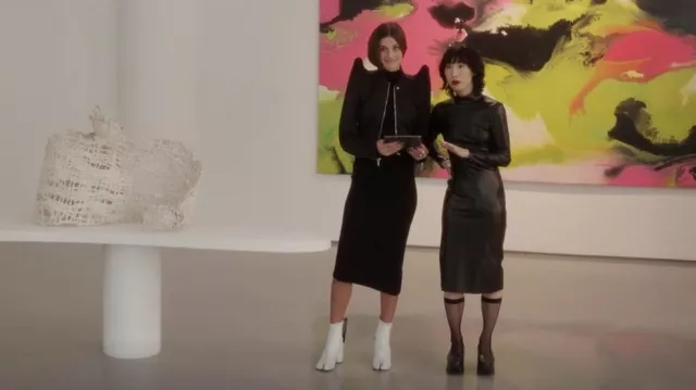 Alice + Olivia Delora Robe Midi en cuir végétalien bodycon portée par Kai (Daphne Zelle) comme on le voit dans And Just Like That... (S02E08)