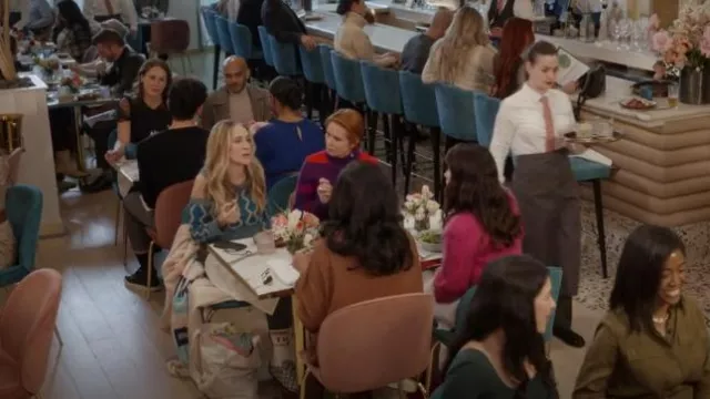 Gucci Birkenstock Pantoufles portées par Carrie Bradshaw (Sarah Jessica Parker) comme on le voit dans And Just Like That... (S02E08)