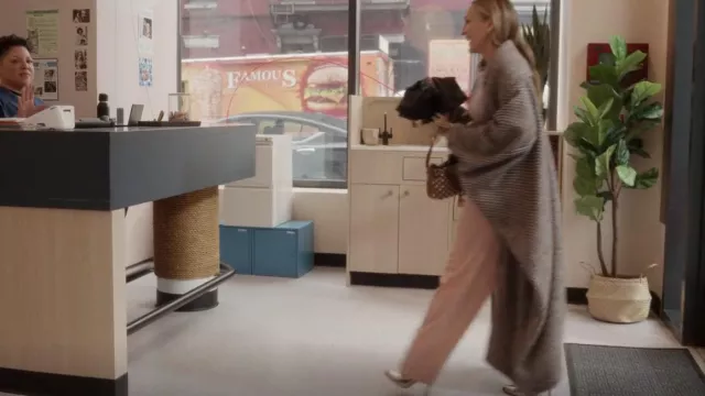 Maison Margiela Distressed Pointed-Toe Pumps usados por Carrie Bradshaw (Sarah Jessica Parker) como se ve en And Just Like That... (S02E08)