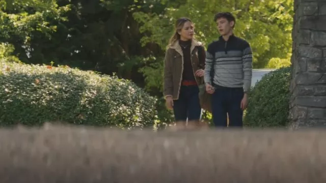 American Eagle Brown Corduroy Bomber Jacket usado por Megan Landry (Sadie Stanley) como se ve en Cruel Summer (S02E09)