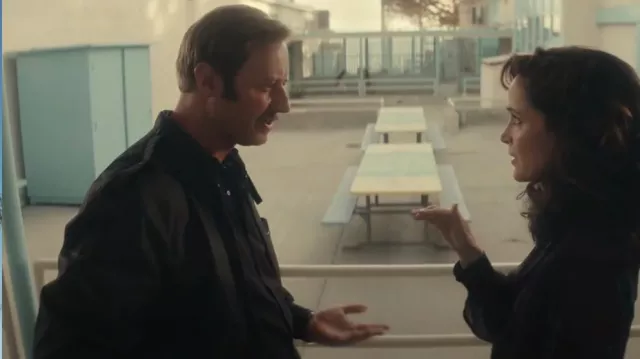 Membres seulement Veste de doublure matelassée emblématique pour hommes Racer portée par Danny Rubin (Rory Scovel) comme on le voit dans Physical (S03E01)