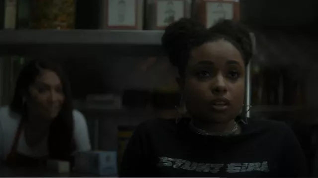 Marc Jacobs Black Heaven por Marc Jacobs 'Stunt Girl' Camiseta de bebé usada por Tiffany (Hannaha Hall) como se ve en The Chi (S04E06)