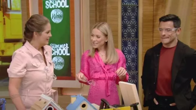 Chemise Zara Jewell portée par Dayna Isom vue en LIVE avec Kelly et Mark le 2 août 2023