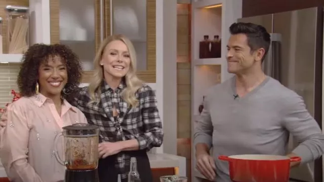 Saint Laurent Plaid Neck-Tie Silk Blouse portée par Kelly Ripa comme vu dans LIVE with Kelly and Mark le 2 août 2023