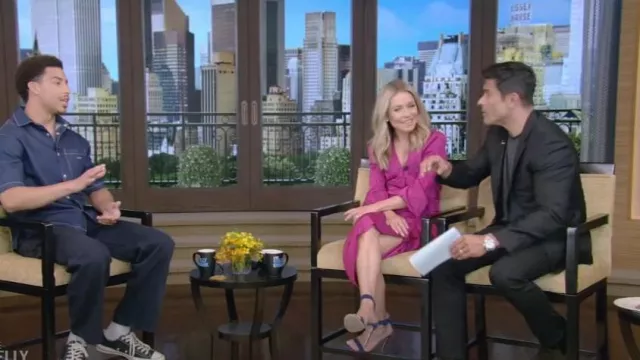 Veronica Beard Weiss Robe Maxi à manches longues imprimée à volants portée par Kelly Ripa comme vu en LIVE avec Kelly et Mark le 4 août 2023