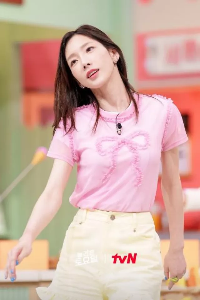 Bague de fleurs vintage Hollywood Vivid Oxalis portée par Taeyeon lors de son Amazing Saturday Ep 275 le 5 août 2023