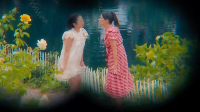 Robe à carreaux à volants ceinturée cefinn Nessa portée par Zoë (Zoë Chao) vue dans The Afterparty (S02E04)