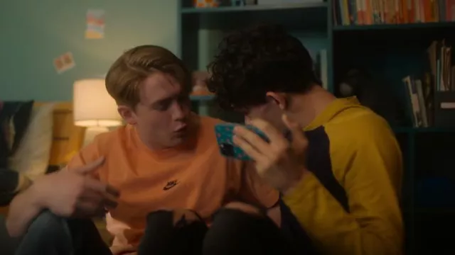 Asos Design Long Sleeve Raglan T-Shirt in Navy with Mustard Sleeves worn by Charlie Spring (Joe Locke) as seen in Heartstopper (S02E01)