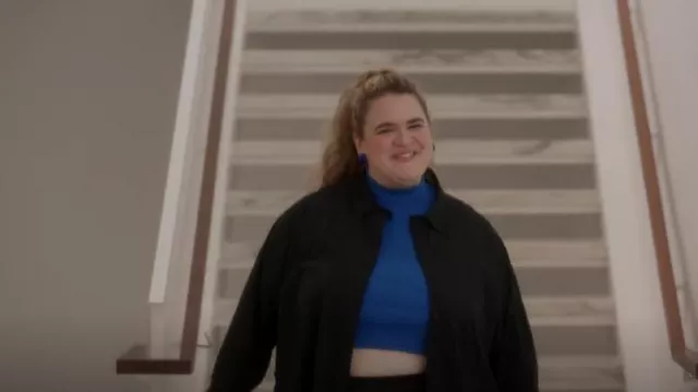 Nina Parker Trendy Plus Size Cities Blouse en organza portée par Lela (Bonnie Milligan) comme on le voit dans And Just Like That... (S02E08)