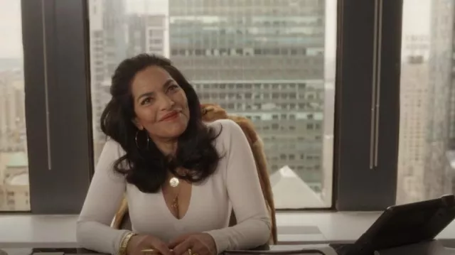 Marlo Laz Grande Porte Bonheur Emerald portée par Seema Patel (Sarita Choudhury) comme on le voit dans And Just Like That... (S02E08)