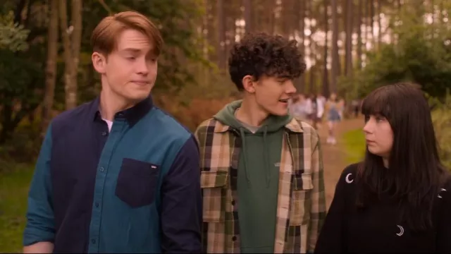 Chemise Vans Colourblock en bleu marine / corail porté par Nick Nelson (Kit Connor) comme on le voit dans Heartstopper (S02E03)