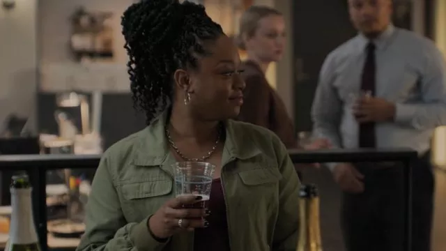 Madewell Rectangular Chain Necklace Gift Box worn by Izzy Letts (Jazz Raycole) as seen in The Lincoln Lawyer (S02E10)
