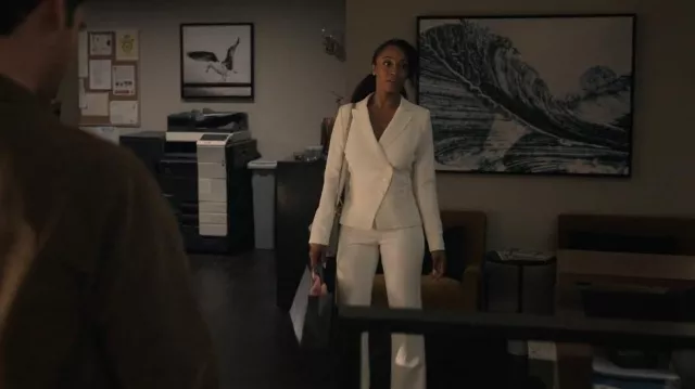 Smythe Wrap Blaz­er But­toned Al­tered worn by Andrea Freemann (Yaya DaCosta) as seen in The Lincoln Lawyer (S02E10)
