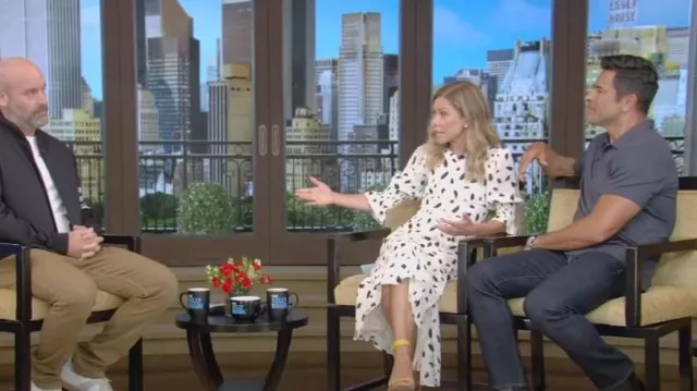 Robe Reformation Carolena portée par Kelly Ripa vue en LIVE avec Kelly et Mark le 7 août 2023