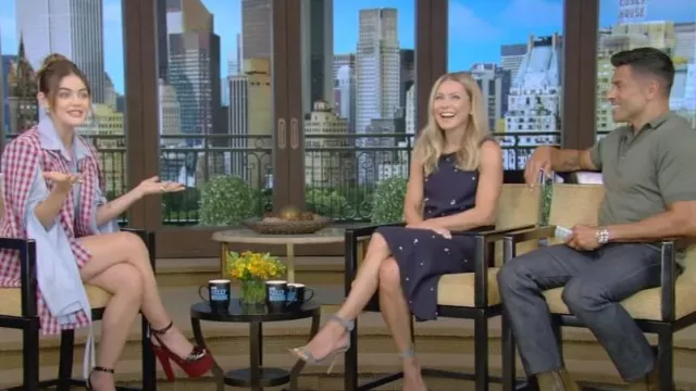 Gianvito Rossi Portofino 105mm Suede Sandals portés par Kelly Ripa comme vu en LIVE avec Kelly et Mark le 8 août 2023