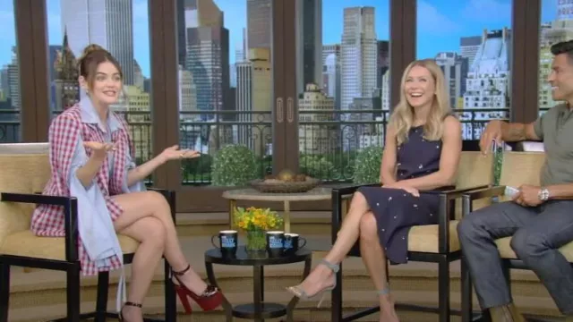 Monse Asymmetric Checked Twist twill Cotton blend Mini jupe portée par Lucy Hale comme vu en LIVE avec Kelly et Mark le 8 août 2023