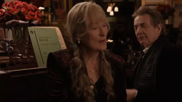 L'Agence Cham­ber­lain Blaz­er worn by Loretta Durkin (Meryl Streep) as seen in Only Murders in the Building (S03E01)