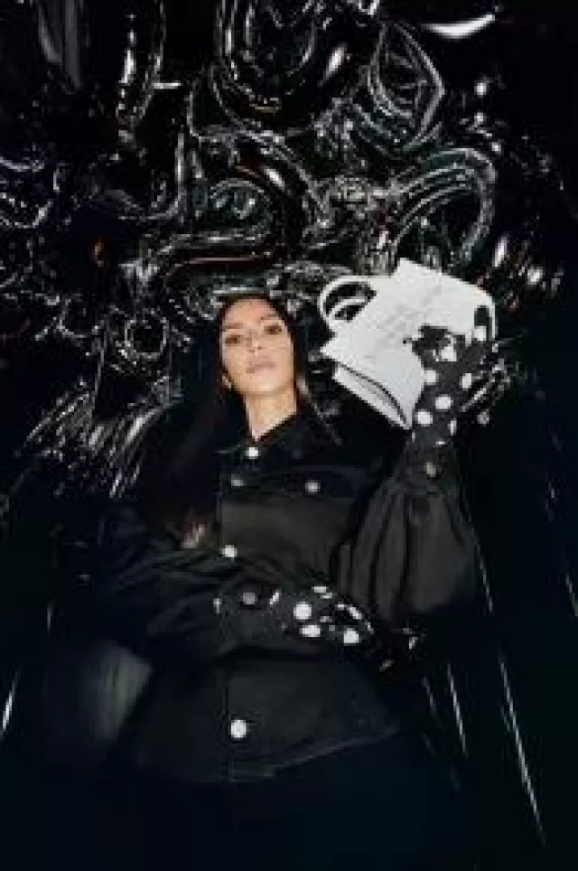 Marc Jacobs El bolso pequeño de cuero usado por Kim Kardashian en la campaña de otoño 2023 de Marc Jacobs el 9 de agosto de 2023