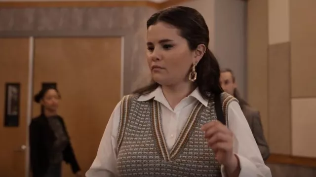 Pendientes de eslabón de cadena Rabanne usados por Mabel Mora (Selena Gomez) como se ve en Only Murders in the Building (S03E01)