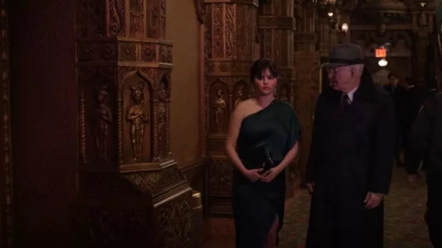 Michelle Mason Robe midi drapée asymétrique portée par Mabel Mora (Selena Gomez) comme on le voit dans Only Murders in the Building (S03E01)