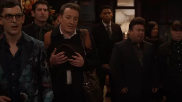 Porte-documents en cuir pleine fleur Luxorro porté par Dickie Glenroy (Jeremy Shamos) comme on le voit dans Only Murders in the Building (S03E02)