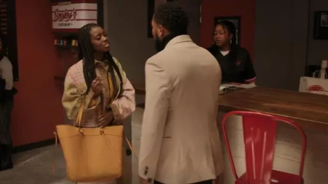 Zara Shopper Mustard Tote Bag usado por Kiesha Williams (Birgundi Baker) como se ve en The Chi (S06E01)