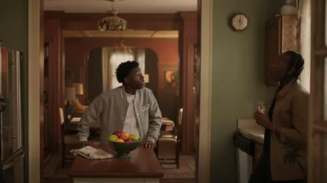 Loewe Safari Cotton Workwear usado por Dre (Miriam A. Hyman) como se ve en The Chi (S06E01)