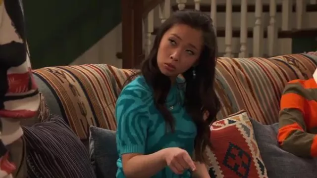 Forever 21 Abstract Print Sweater-Knit Top porté par Ivy (Emmy Liu-wang) vu dans Raven’s Home (S06E12)