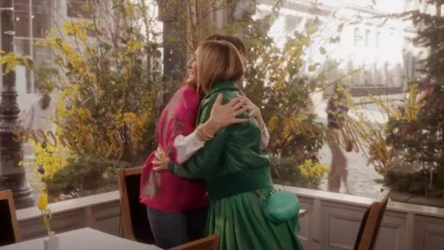 Rafe New York Joanna Ellipse Clutch usado por Carrie Bradshaw (Sarah Jessica Parker) como se ve en And Just Like That... (S02E09)