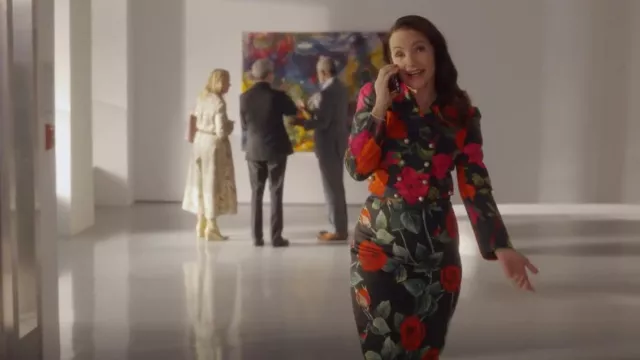 Dolce And Gabbana Robe Midi en soie extensible à imprimé floral portée par Charlotte York (Kristin Davis) comme on le voit dans And Just Like That... (S02E09)