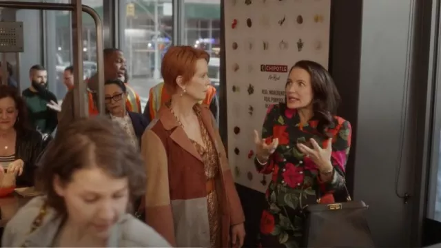 Fendi Peekaboo ISeeU Medium porté par Charlotte York (Kristin Davis) comme on le voit dans And Just Like That... (S02E09)