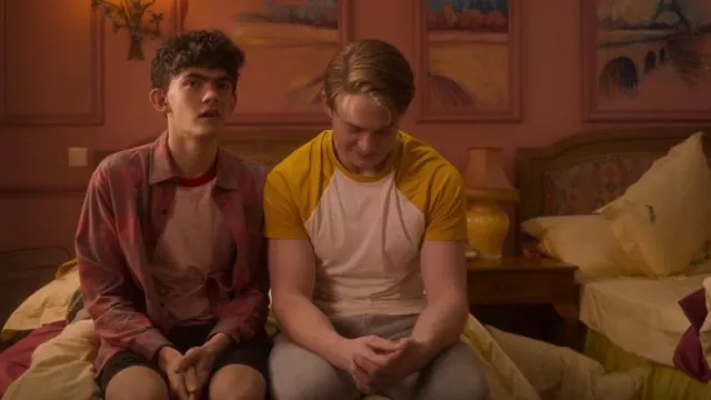 Asos Design T-Shirt in White with Mus­tard Contrast Sleeve worn by Nick Nelson (Kit Connor) as seen in Heartstopper (S02E04)