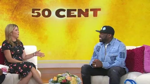 Camisa deportiva de mezclilla bordada 4G de Givenchy usada por 50 Cent como se ve en Today with Hoda & Jenna el 10 de agosto de 2023