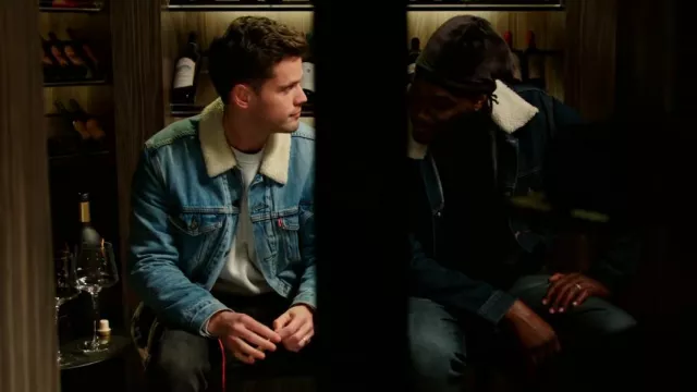 Levi's Fable Sherpa Trucker Jacket usada por Chris como se ve en Claim to Fame (S02E07)
