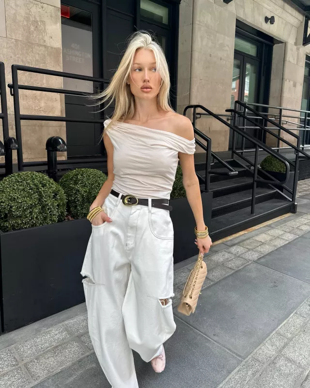 Reformation Cello Knit Top porté par Meredith Duxbury sur son Instagram