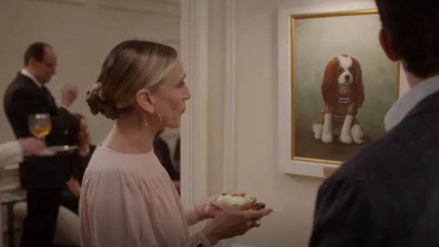 Jennifer Fisher 1.5 Thread Ba­by Hoops worn by Carrie Bradshaw (Sarah Jessica Parker) as seen in And Just Like That… (S02E09)