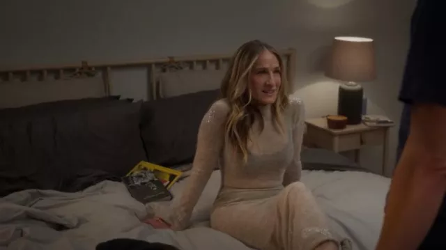 16arlington Mira Robe tricotée portée par Carrie Bradshaw (Sarah Jessica Parker) comme on le voit dans And Just Like That... (S02E09)