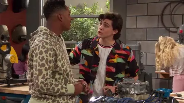 Chemise de camp à imprimé désert pour hommes Scotch & Soda Abel Macias portée par Neil (Felix Avitia) vue dans Raven’s Home (S06E13)