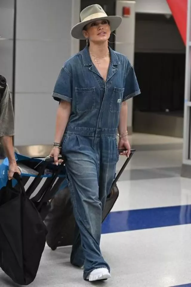 Jennifer Fisher Boucles d’oreilles en fil d’argent portées par Jennifer Lopez à l’aéroport JFK le 13 août 2023
