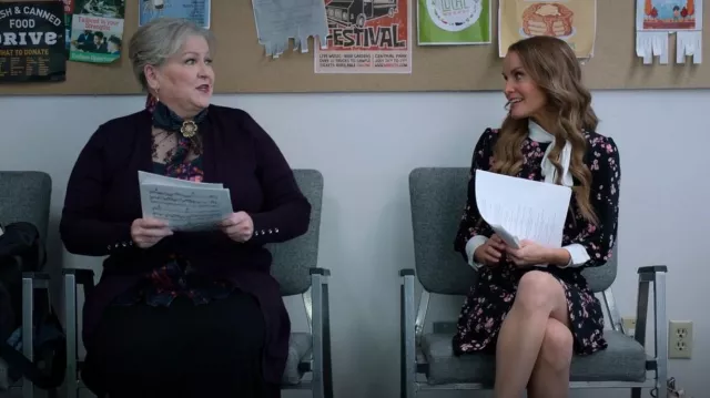 Robe florale éparpillée Cece portée par Miss Jenn (Kate Reinders) comme on le voit dans High School Musical: The Musical: The Series (S04E06)