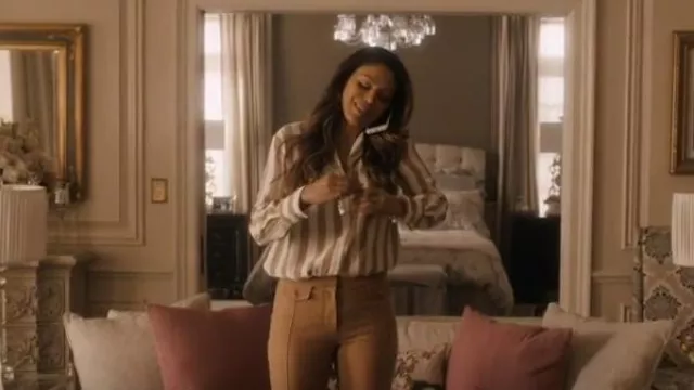 Blusa con botones de seda despojada usada por Grace Greenleaf (Merle Dandridge) como se ve en Greenleaf (S04E07)