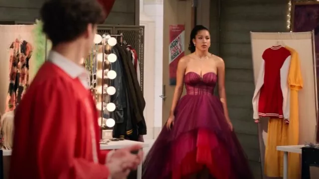 Carolina Herrera Robe bustier en tulle - Violet porté par Gina (Sofia Wylie) comme on le voit dans High School Musical: The Musical: The Series (S04E08)
