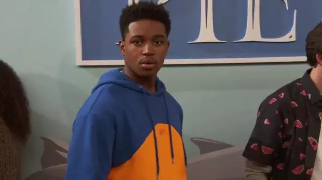Sweat à capuche en coton ondulé à la crème glacée porté par Booker Baxter (Issac Ryan Brown) vu dans Raven’s Home (S06E14)